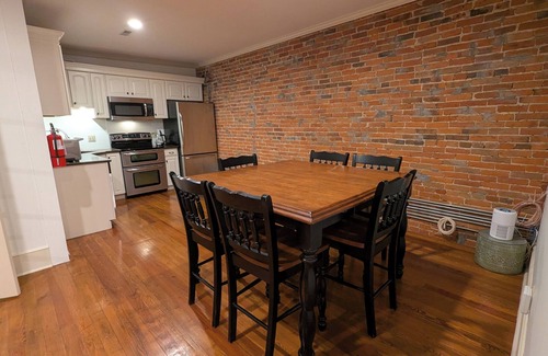 Lexington Apartment | Historic Downtown Lexington Apartment - 2 Bedrooms Sleeps 4