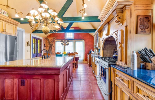 Franklin Springs House | Historic fairytale home & studio with gourmet kitchen, washer/dryer, & AC