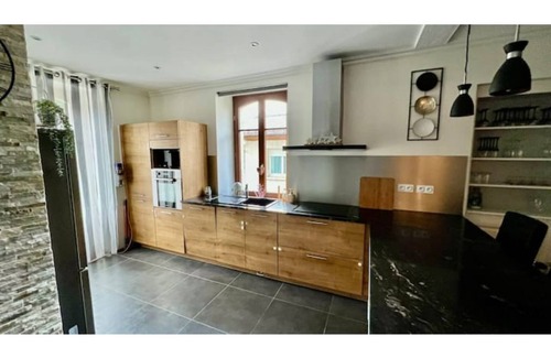 Maiche House | Historic family home with private fenced park (3.5 bedrooms -1 bathroom)
