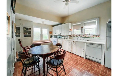 Wakenda House | Historic farmhouse near Marshall with epic sunsets