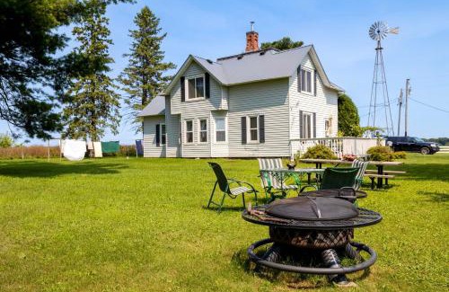 Polk County House | Historic Farmhouse with Fire Pit Pet Friendly!