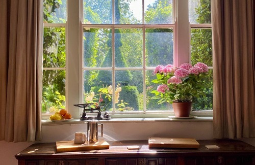 Pointon House | Historic Georgian Estate with Breathtaking Topiary Garden – Pet Friendly