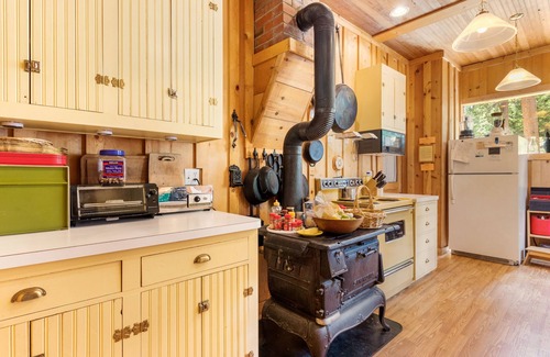 YMCA of the Rockies Cottage | Historic Griggs Cottage Built 1914, Sleeps 10, YMCA Pool & Stables, 3 mi to RMNP