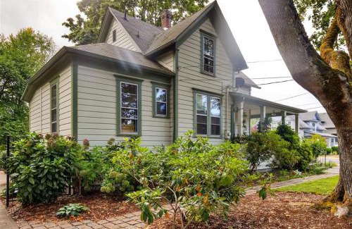 Northeast Neighbors House | Historic Home Near Downtown Salem Walk to Capitol