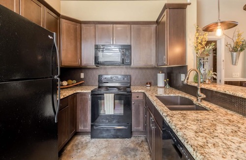 Cheney Apartment | Historic Hotel Antler Loft Apartment - 1 BD/1BA - Fully Furnished!