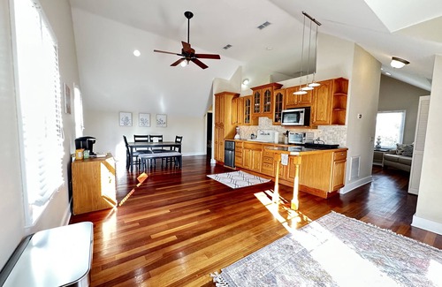 Southern Oaks House | Historic lakefront guesthouse