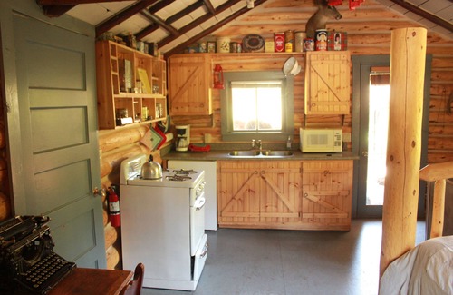 Clinton Cabin | Historic LogCabin on Working Ranch,peaceful&surrounded by nature,2km to LoonLake