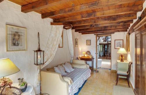 Saint-Laurent-des-Mortiers House | Historic Loire Hideaway