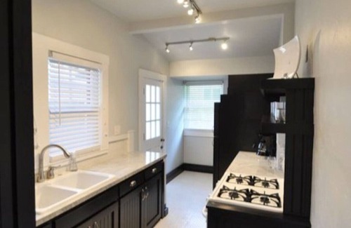 Duckpond House | Historic one bedroom Home- Walk to Downtown
