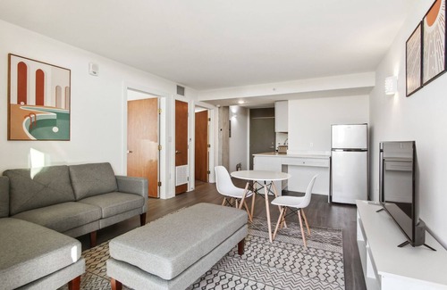 Viavant - Venetian Isles House | Historic One Bedroom with a Sweeping City View