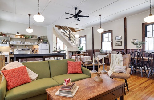 Lakeville House | Historic One Room Schoolhouse - 5 mins to Lake Wallenpaupack - Family & Friends