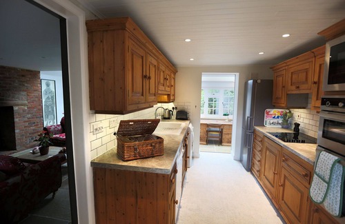 Bilting Cottage | Historic Royal Kent cottage surrounded by large gardens & private swimming pool