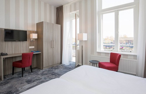 Edelstenenbuurt Hotel | Historic Surroundings with Modern Style and Comfort! Free Breakfast!