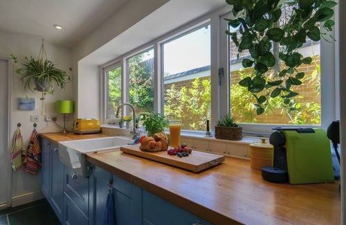 Totnes House | Historic Townhouse with Garden & Parking