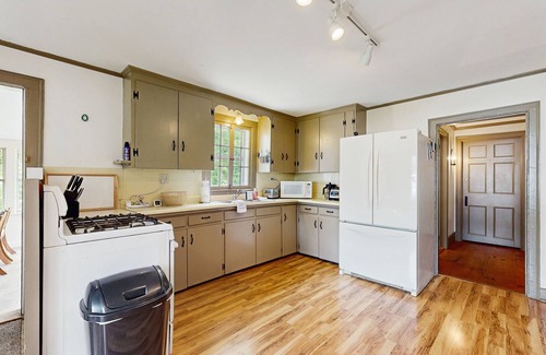 Chester House | Historic Vermont farmhouse in 100+ acres, balcony, sunroom, office, window a/c