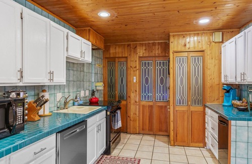 Idaho Springs Apartment | Historic Victorian - 2 Bedroom Home with Parking off Main Street