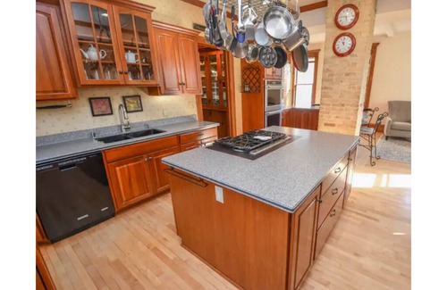 Wales House | Historic, Vintage, Classy, 11 bed, 5+ bath!