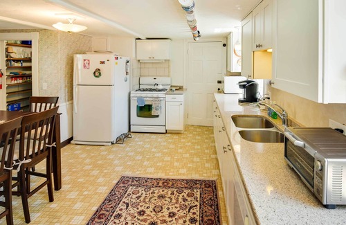 Warren Apartment | Historic Warren Vacation Rental: Walk to Beaches!