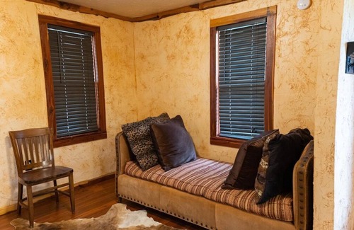 Satin Hostel | Historic Yellow Hotel, Private Romantic Getaway