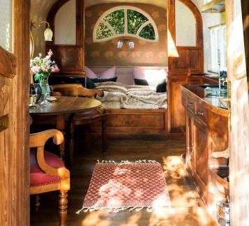 Fischach Other | historischer Zirkuswagen inmitten der Natur