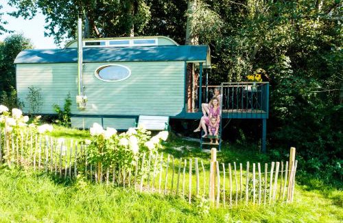 Fischach Other | historischer Zirkuswagen inmitten der Natur