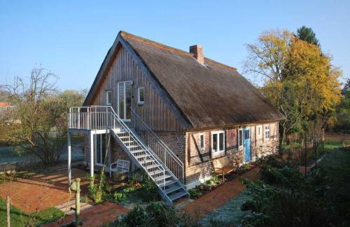 Bellin House | Historisches Reetdachhaus mit Bauwagen und großem Obstgarten