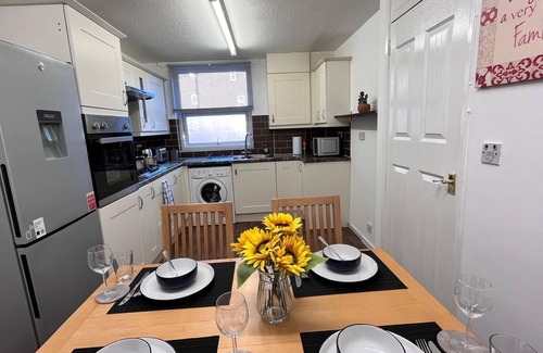 Thamesmead East House | Hive stays close to Abbeywood free parking WIFi
