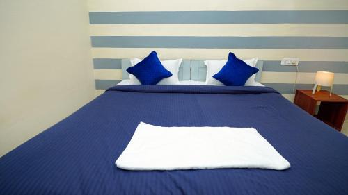 HITEC City Apartment | HIVEE-1 Rooms & Living Twin Bed non AC
