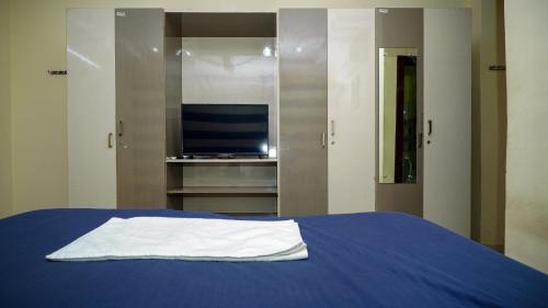 HITEC City Apartment | HIVEE-1 Rooms & Living Twin Bed non AC