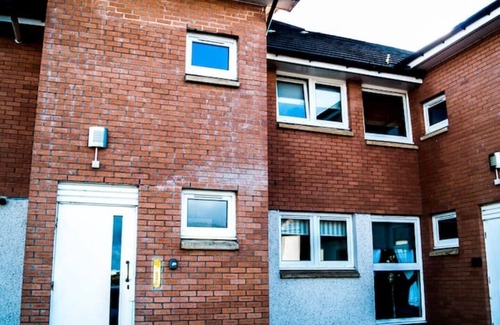 Motherwell Apartment | HLA stylish Ground Floor Flat close to Town Centre