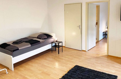 Bedburg-Hau Apartment | HÖ01 large apartment with dryer and washing machine
