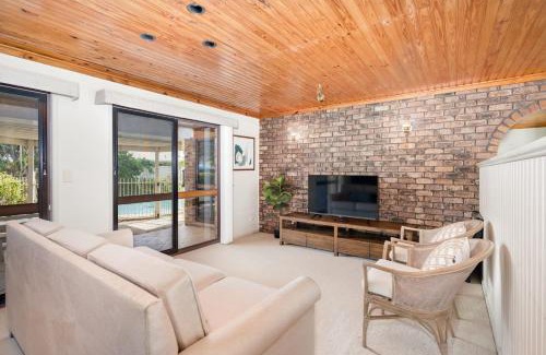 Robertson House | Hobbit House Inspired 4BR cozy Fairytale Cottage