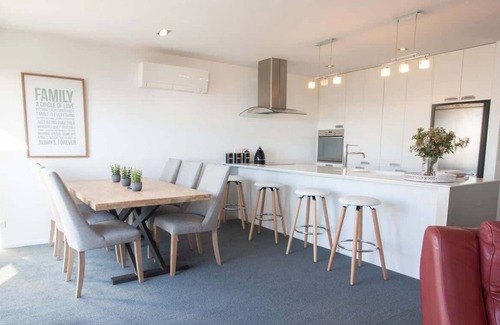 New Plymouth Apartment | Hobson Hot Spot with Ocean Views