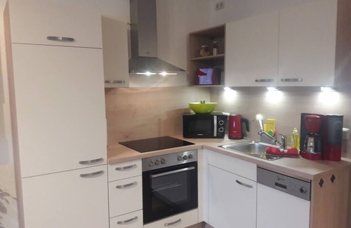 Kirchenlamitz Apartment | Hochwertige Fewo mit Fußbodenheizung und Regendusche