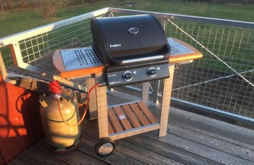 Monschau Apartment | Hof Vierzehnender im Hohen Venn - 70qm Fachwerk-Studio - grosses Wohn-Schlafzimmer mit Dachterrasse und Kaminofen - separate Küche - perfekt für Paare - Monschau - Eifel - Hunde willkommen - Islandpferde