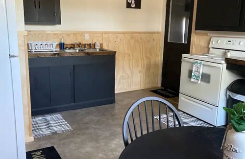 Eminence Cottage | Hogan's Hideout Clyde Manor-Cozy Space to enjoy.