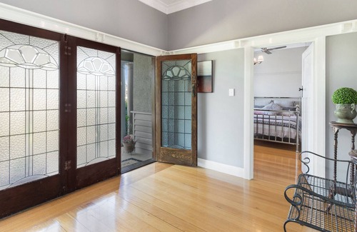 Flora Hill House | HogmortHomes 4BR 2km CBD Family & Pet Friendly