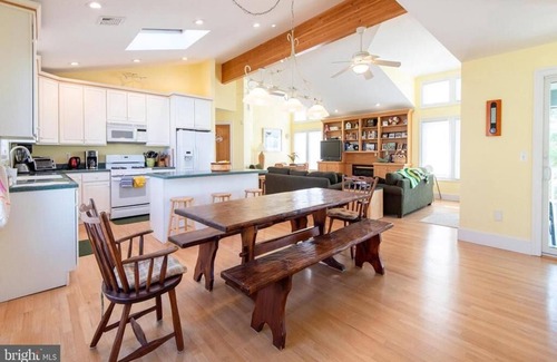 Holgate House | Holgate. 4 bedroom, 3.5 bath. Near beach with an indoor pool. Spectacular.