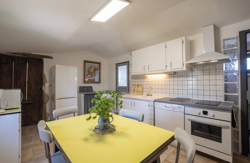 Saint-Sauveur-de-Cruzieres House | Holiday Home 'Gîte L'olivier Au Mas Dujau' with Shared Pool, Private Terrace and Wi-Fi