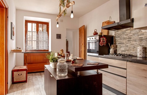 Asciano Pisano House | Holiday Home 'Casa Zito' with Mountain View, Private Terrace and Wi-Fi