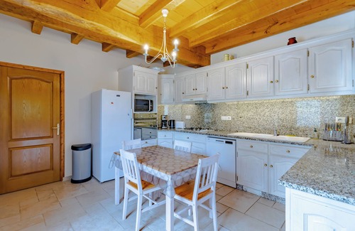 Prats-de-Carlux House | Holiday Home 'Maison Les Tilleuls' with Private Terrace, Private Garden and Wi-Fi