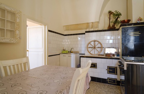 San Donato di Lecce Apartment | Holiday Apartment 1 - Palazzo Costantini with Balcony, Shared Garden & Wi-Fi