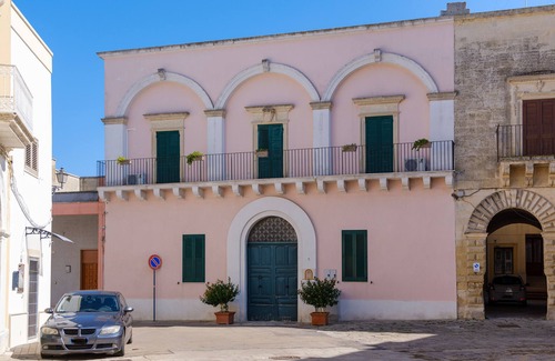 San Donato di Lecce Apartment | Holiday Apartment 2 - Palazzo Costantini with Balcony, Shared Garden & Wi-Fi