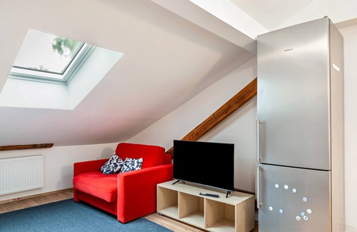 Kraiburg Apartment | Holiday Apartment 'Amelie' with Shared Garden, Balcony and Wi-Fi