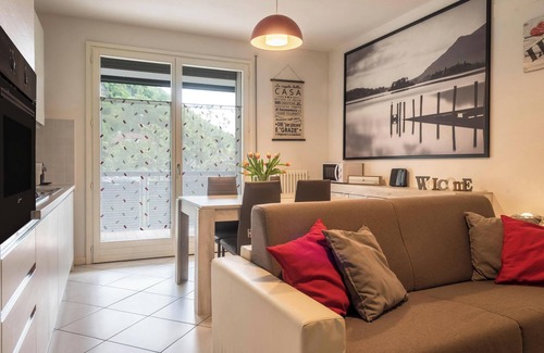 Laveno Apartment | Holiday Apartment "Ormeggio Lago Maggiore" with Mountain View, Wi-Fi & Terrace