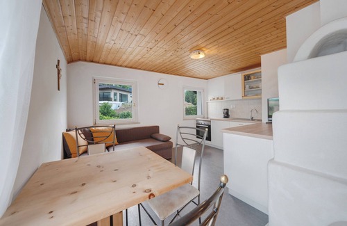 Vollan Apartment | Holiday Apartment "Bergblick" with Roof Terrace, Garden with Pool