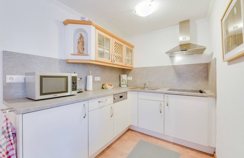 Kreuzfeld Apartment | Holiday Apartment "Beim Kreuzfelder Gambskogel" with Wi-Fi, Garden & Mountain View
