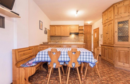 Alba Apartment | Holiday Apartment Casa Lorenz 1 with Mountain View, Wi-Fi & Garden