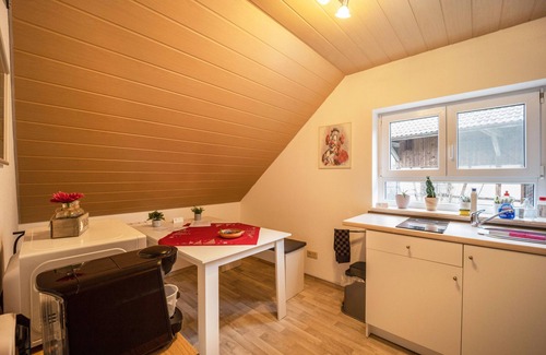 Wolpertswende Apartment | Holiday Apartment "Ferienwohnung im Grünen" with Mountain View, Balcony & Wi-Fi