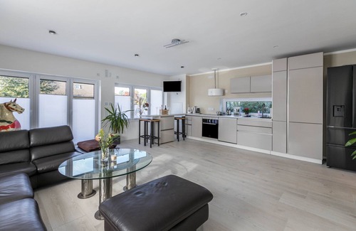 Heide Apartment | Holiday Apartment "Deluxe" with Shared Terrace & Wi-Fi